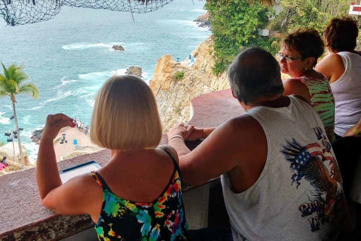 Acapulco High Cliff Divers Night Tour: Sunset, Dinner & La Quebrada Experience photo 3