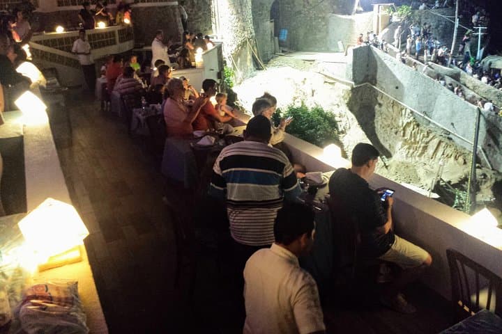 Acapulco High Cliff Divers Night Tour: Sunset, Dinner & La Quebrada Experience photo 4