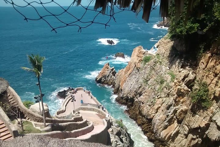Watch the La Quebrada Cliff Divers: Acapulco Show, Lunch & Market Stops photo 6