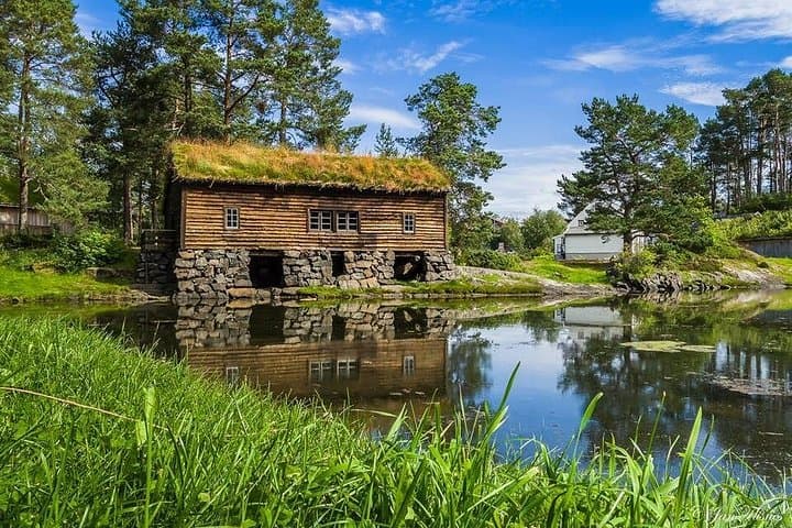 Ålesund 3-Hour Private Tour: Medieval Sunnmøre, Mount Aksla & Kongensgata photo 3