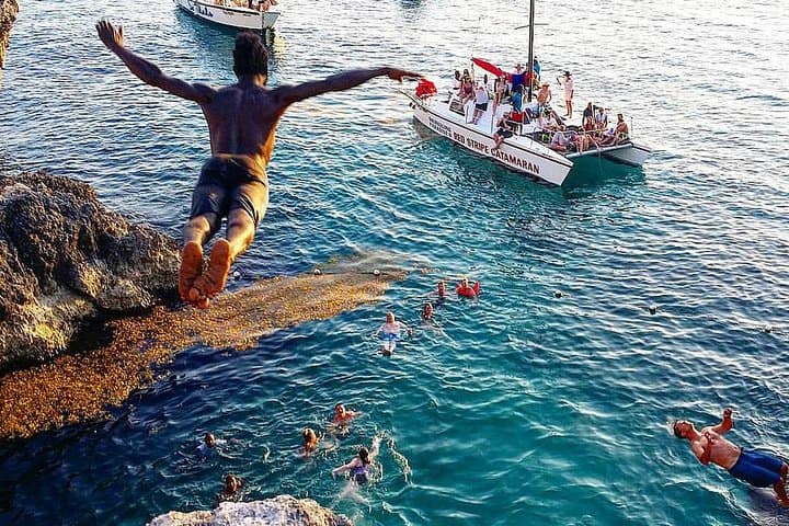 Explore Negril’s 7 Mile Beach and Thrilling Cliff Dives at Rick's Café photo 3