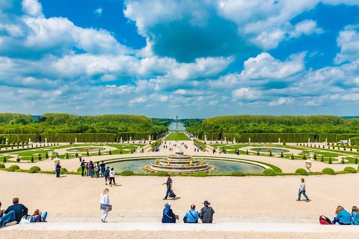 Versailles Small-Group Guided Tour from Paris: Palace, Hall of Mirrors & Gardens photo 2