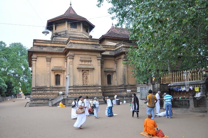 Colombo Port Shore Excursion: Kelaniya Temple & Colombo City Highlights (4–5 hrs)