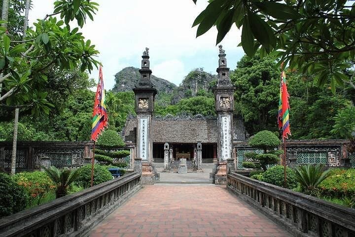 Hoa Lu & Tam Coc Day Tour: Ancient Capital, Ngo Dong Boat Ride & Buffet Lunch photo 2