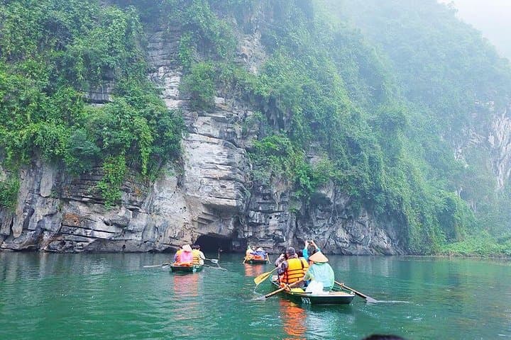 Full-Day Luxury Visit to Bai Dinh Pagoda and Trang An with Buffet Lunch