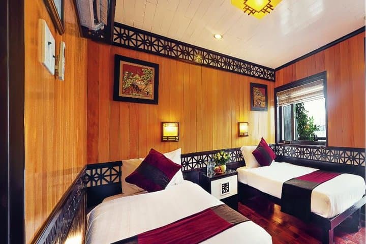 Overnight Cruise, Kayaking & Cave Exploration in Ha Long and Lan Ha Bay