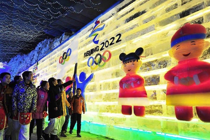Private Day Tour: Badaling Ski Resort & Longqing Gorge Ice Lantern Festival from Beijing photo 6