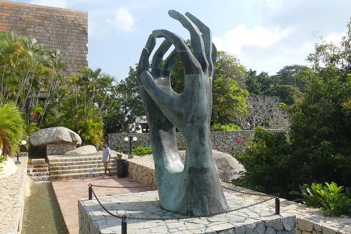 Acapulco 4-Hour Guided City Tour: La Quebrada Divers, Chapel of Peace & Coastal Drive photo 4