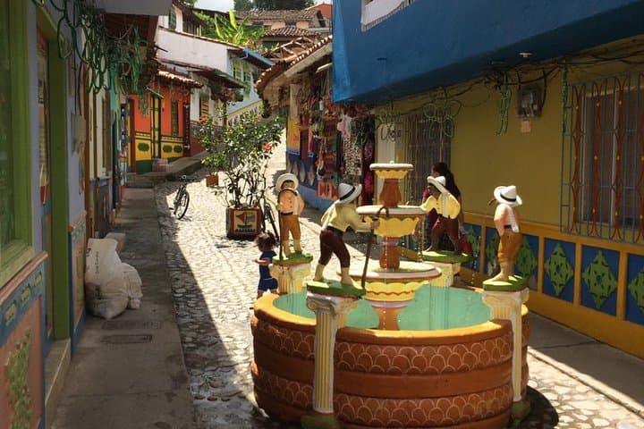 Private Guatape Tour: Climb El Peñol and Explore Colorful Guatapé photo 2
