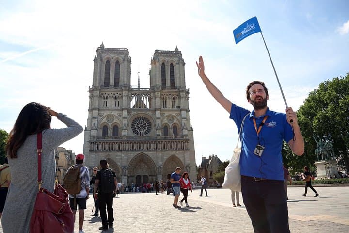 Notre-Dame Tour with Access to the Cathedral: Île de la Cité Walking Experience