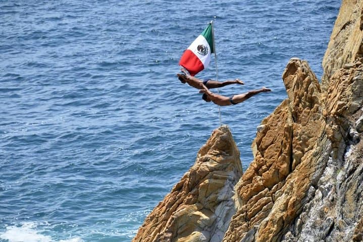 Six-Hour Acapulco Highlights Tour: La Quebrada Divers, Turtle Release & City Market photo 4