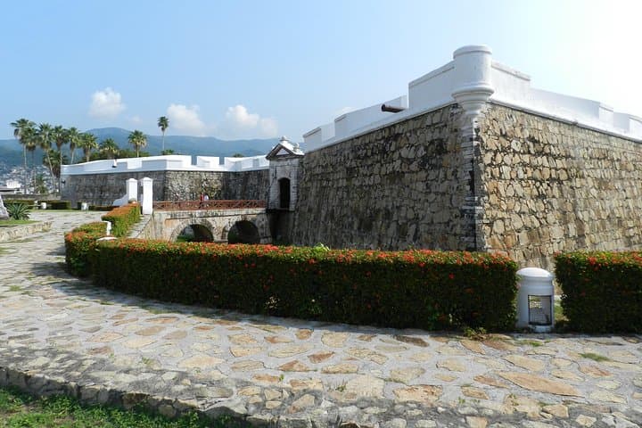 Acapulco Fort San Diego Historical Immersion Tour with Cliff Divers and Lunch