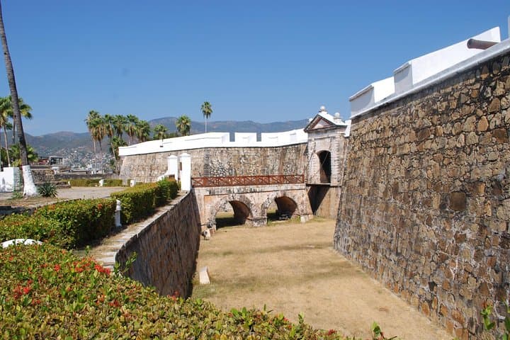 Acapulco Fort San Diego Historical Immersion Tour with Cliff Divers and Lunch photo 2