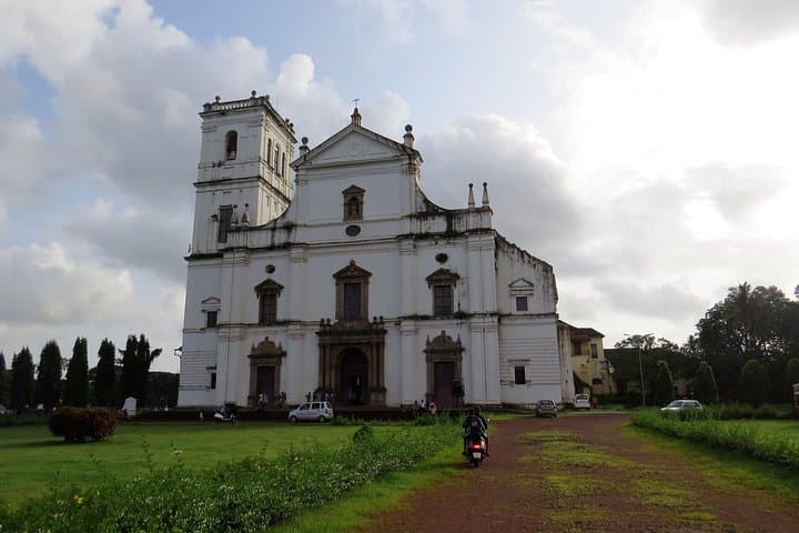 Old Goa Churches, Temples & Spice Plantation Day Tour with Goan Lunch