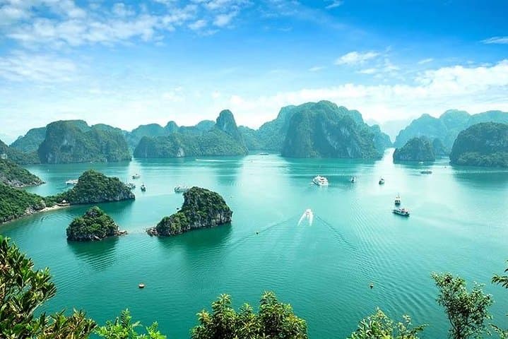 Halong Bay Full-Day Cruise: Kayak, Cave & Swim on a 5.5-Hour Boat Excursion photo 1
