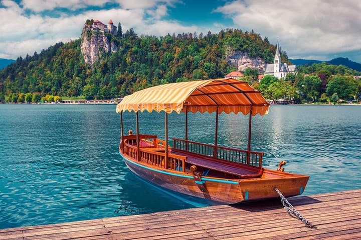 Lake Bled Half-Day Tour from Ljubljana: Pletna Boat, Island & Castle photo 2