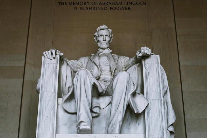 Semi-Private National Mall Walking Tour with Washington Monument Entry