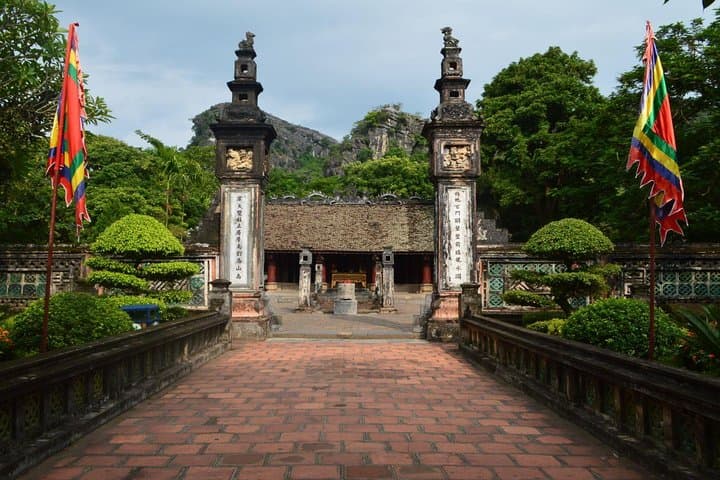 Hoa Lu, Tam Coc & Mua Cave: Day Trip to Vietnam’s River Karsts and Hilltop Views photo 3