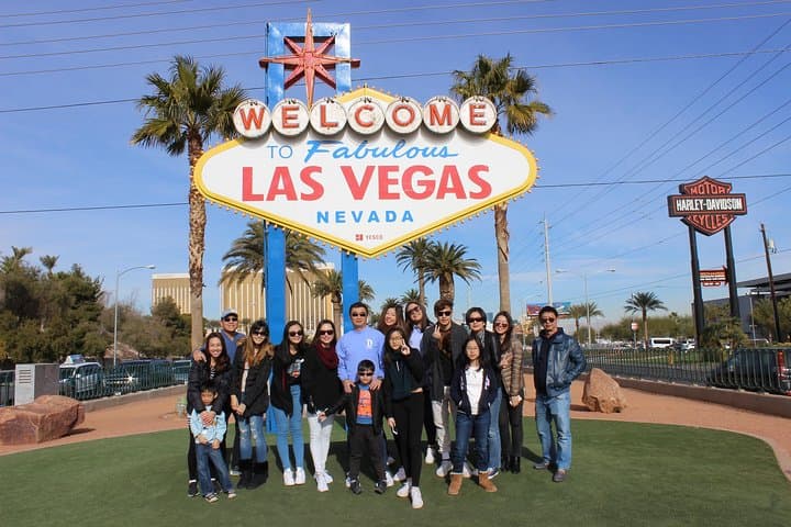 Cruise the Las Vegas Strip: 1.5-Hour Limo Tour with Champagne & Pro Photos photo 6