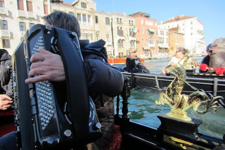 Private Serenade Gondola Tour in Venice — 30-Minute Romantic Canal Ride photo 3