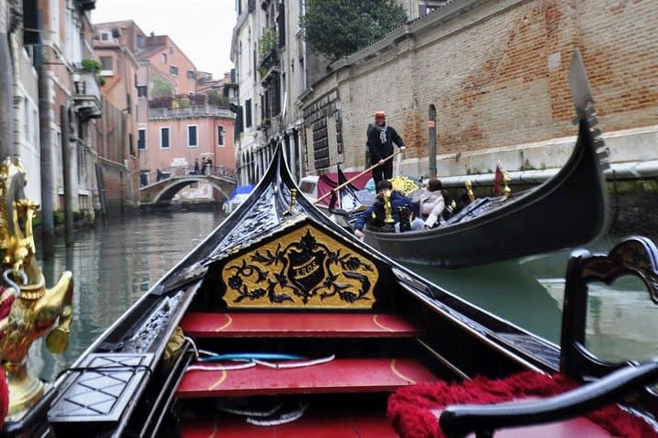 Private Serenade Gondola Tour in Venice — 30-Minute Romantic Canal Ride photo 4