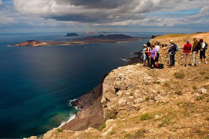 La Corona Volcano and Famara Cliffs Guided Hike — 11 km Lanzarote Adventure photo 3