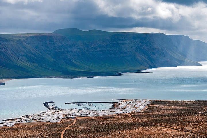 La Corona Volcano and Famara Cliffs Guided Hike — 11 km Lanzarote Adventure photo 4