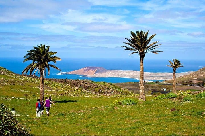La Corona Volcano and Famara Cliffs Guided Hike — 11 km Lanzarote Adventure photo 5