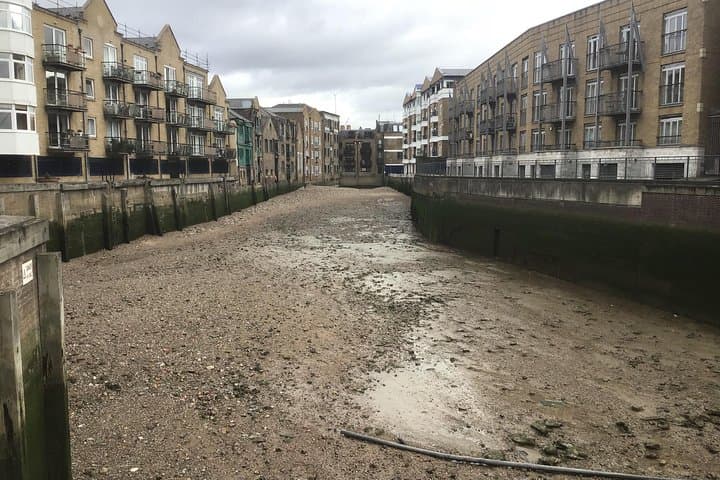 Historic Walk of East London's Wapping Docks and Famous Pubs