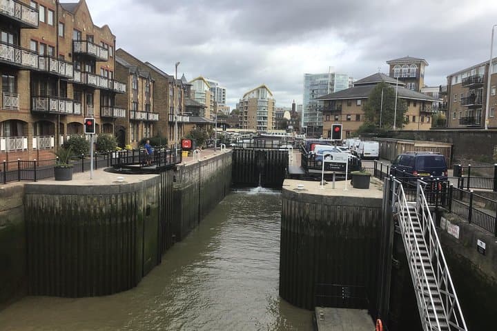 Historic Walk of East London's Wapping Docks and Famous Pubs photo 5