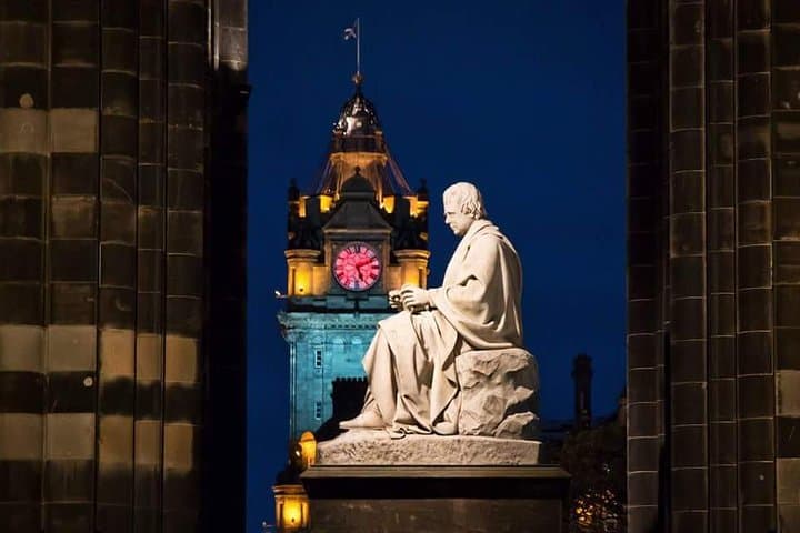 Edinburgh Private VIP Evening City Tour & Traditional Pub Dinner photo 3