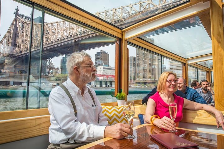 Manhattan Architecture Yacht Cruise: AIA-Narrated Around-Manhattan Tour photo 1