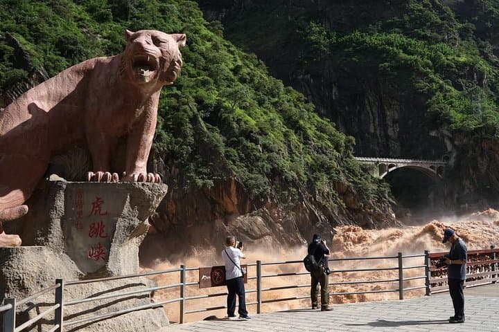 Private Lijiang Day Trip: Upper Tiger Leaping Gorge & Black Dragon Pool photo 3