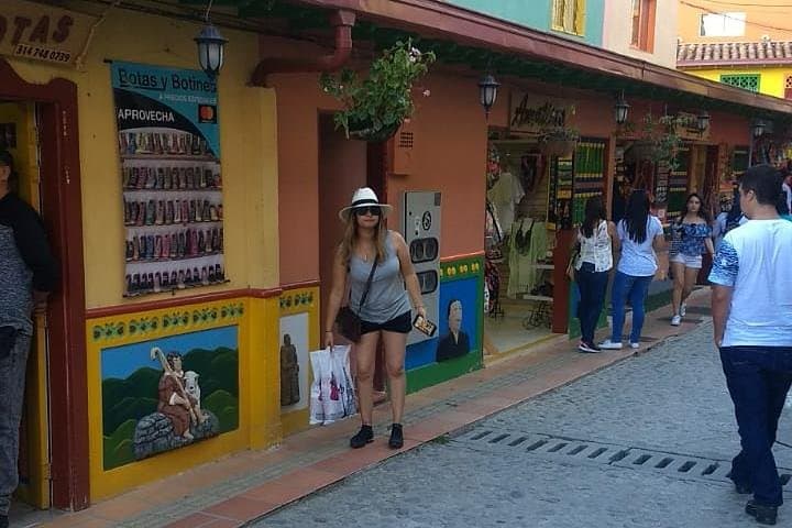 Medellín Villages, Guatapé & Coffee Farm — 6-Night Guided Tour photo 4