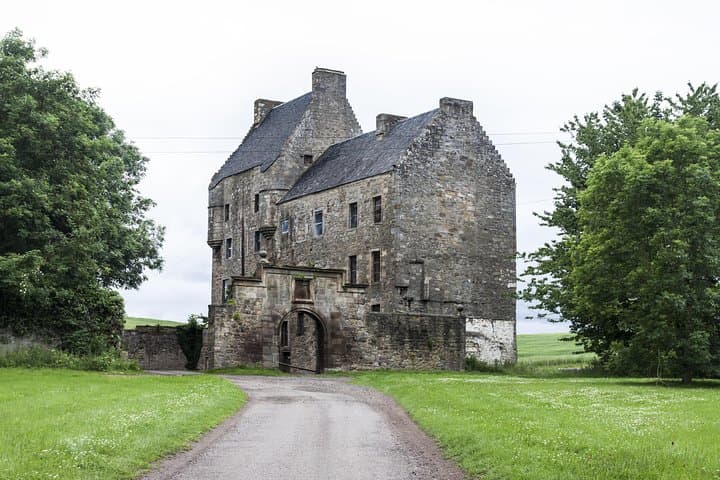 Outlander 1-Day Experience: Lallybroch, Culross & Linlithgow from Edinburgh