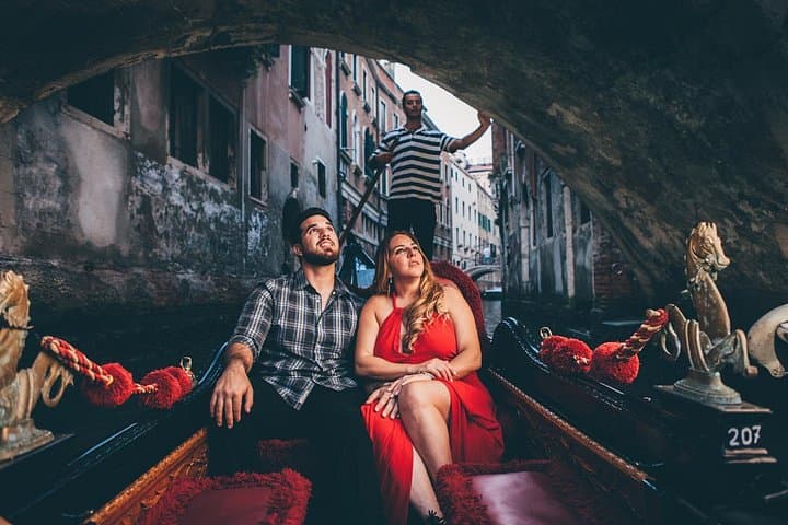 Venice Personal Travel Photographer Tour — Capture Authentic Canal Moments photo 1