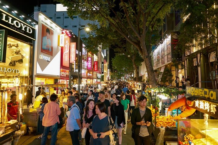 Hongdae Private Walking Tours: Personalized Local Hosts & Street Culture photo 4