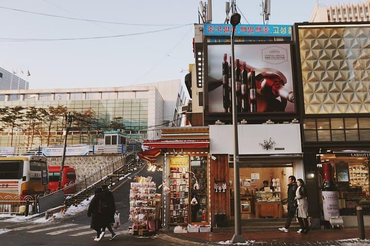 Hongdae Private Walking Tours: Personalized Local Hosts & Street Culture photo 3