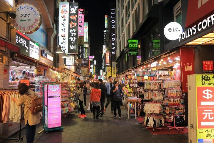 Hongdae Private Walking Tours: Personalized Local Hosts & Street Culture photo 5