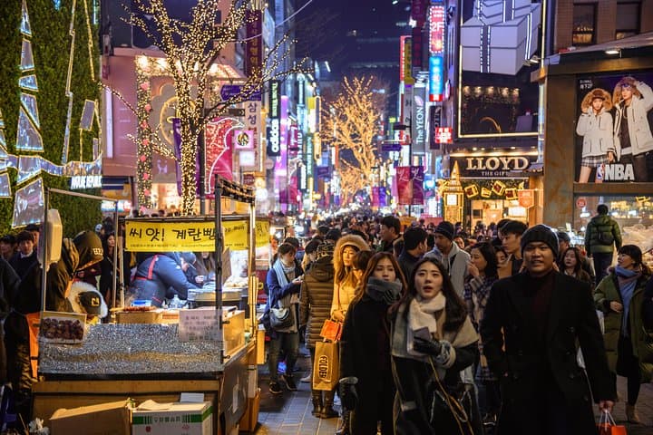 Hongdae Private Walking Tours: Personalized Local Hosts & Street Culture photo 2