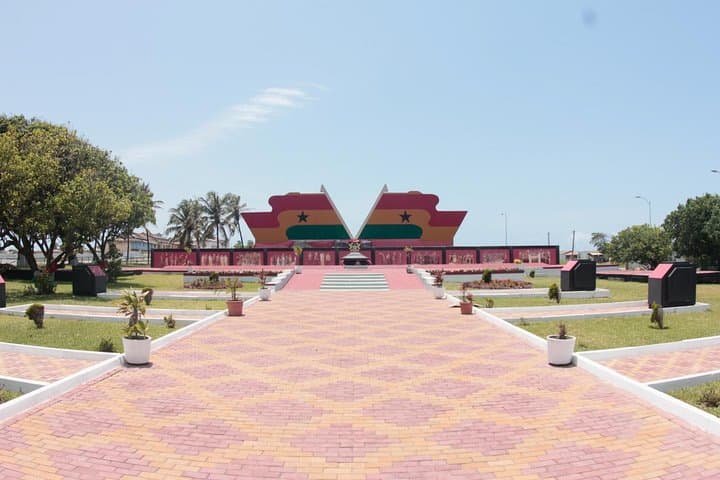 Accra Half‑Day City Sightseeing: James Town, Markets & Independence Landmarks photo 6