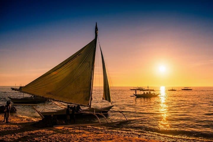 Sunset Paraw Sailing Around Boracay: 30-Minute Traditional Outrigger Cruise