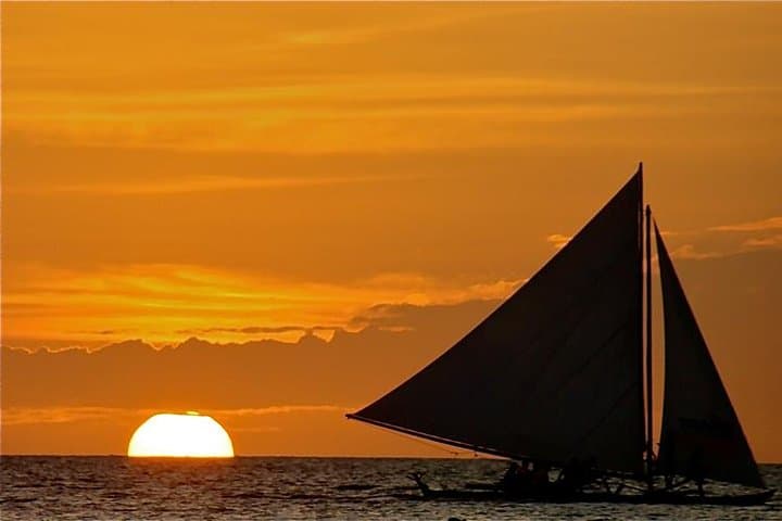 Sunset Paraw Sailing Around Boracay: 30-Minute Traditional Outrigger Cruise photo 2