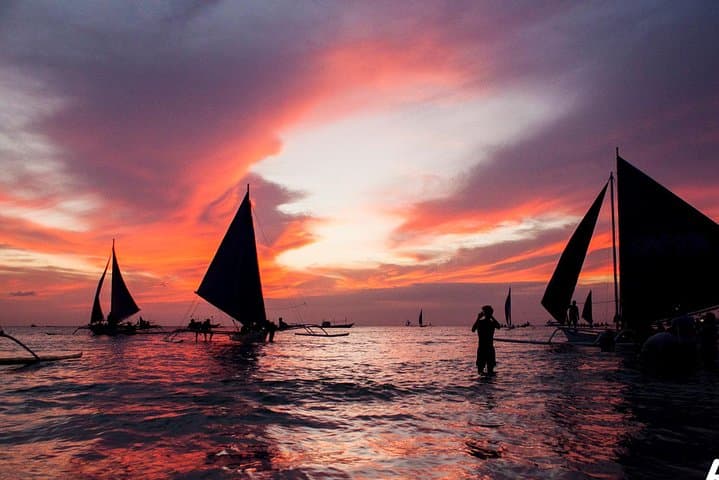 Sunset Paraw Sailing Around Boracay: 30-Minute Traditional Outrigger Cruise photo 3