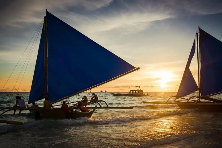 Sunset Paraw Sailing Around Boracay: 30-Minute Traditional Outrigger Cruise photo 5
