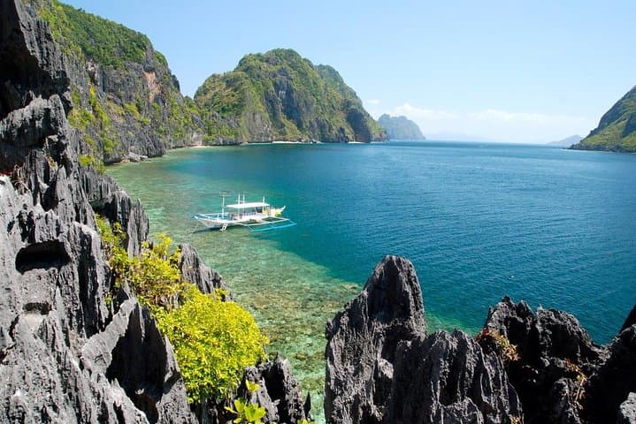 El Nido Island Hopping Tour C — Secret Beach, Hidden Beach & Helicopter Island