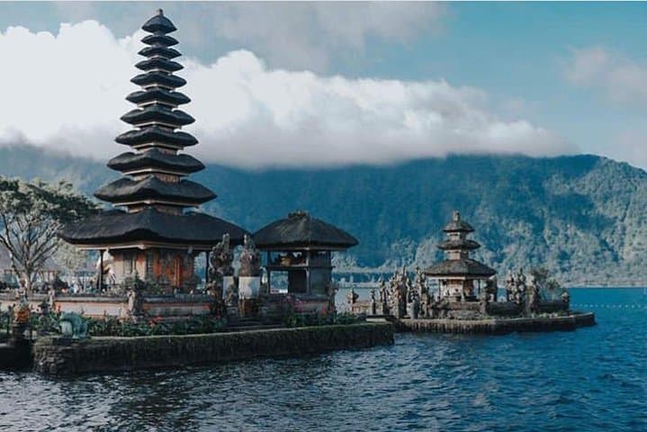 Northern Bali Scenic Instagram Tour: Ulun Danu, Handara Gate & Banyumala photo 4