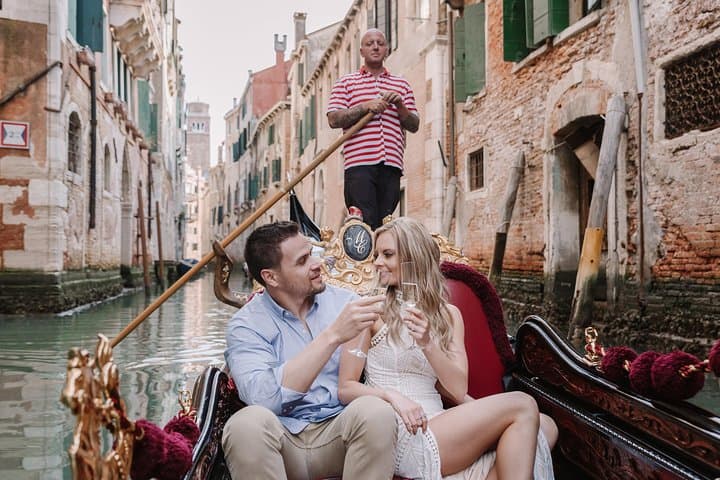 Venice Dorsoduro Gondola Ride with Violinist and Champagne: Canal Cruise Guide photo 3