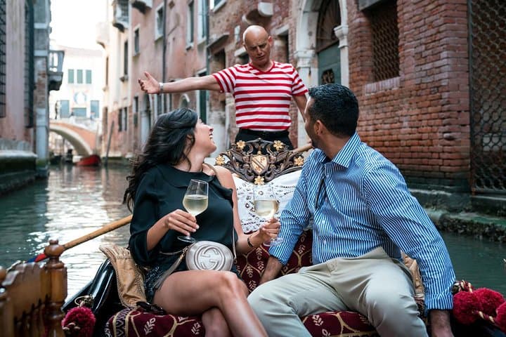 Venice Dorsoduro Gondola Ride with Violinist and Champagne: Canal Cruise Guide photo 4
