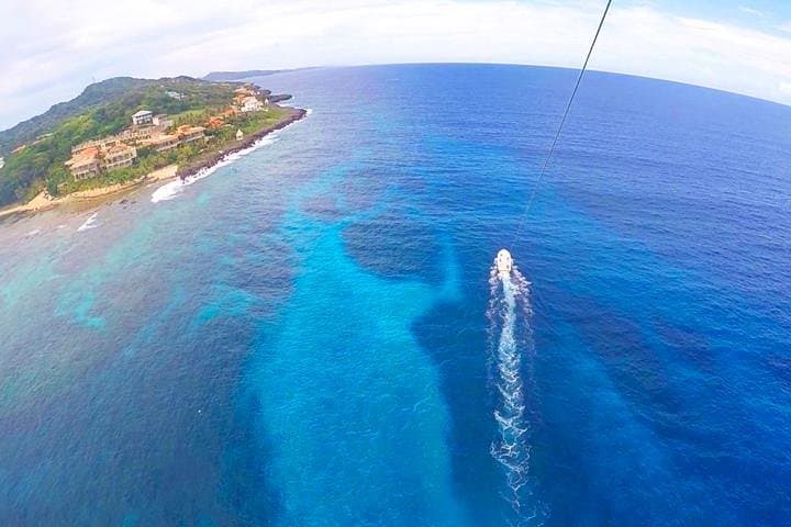 Parasailing Over Roatán: West Bay Beach, Chocolate Factory & Boat Transfer photo 2